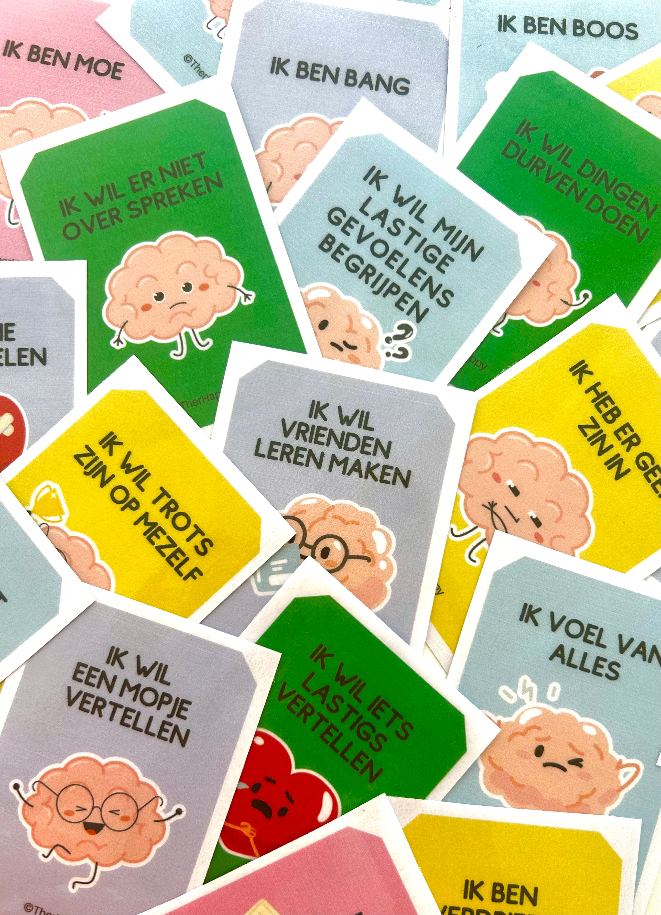 Geprinte Startkaartjes klaar voor een eerste therapiesessie met een kind