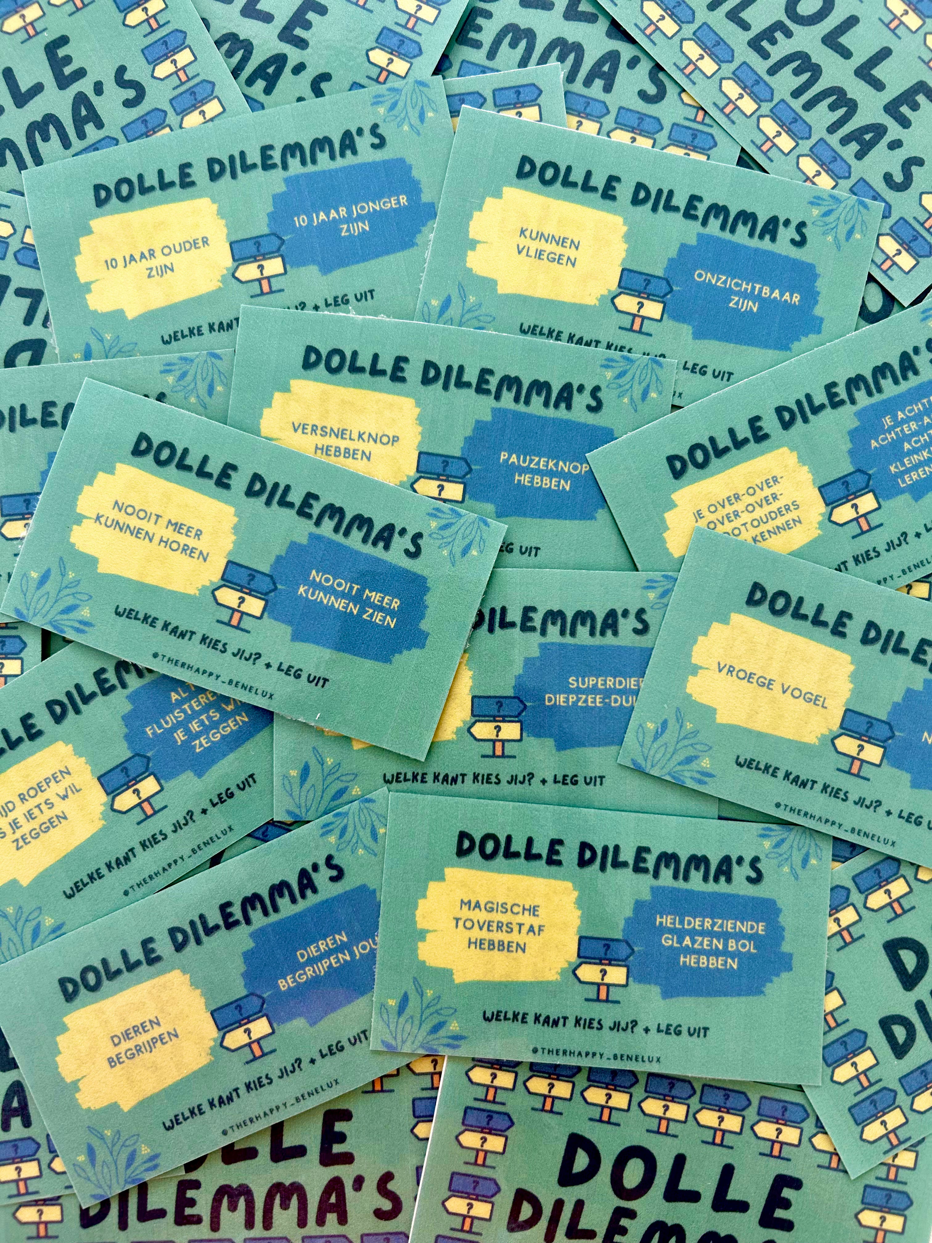 Geprinte kaartjes en spelbord van Dolle Dilemma's op tafel