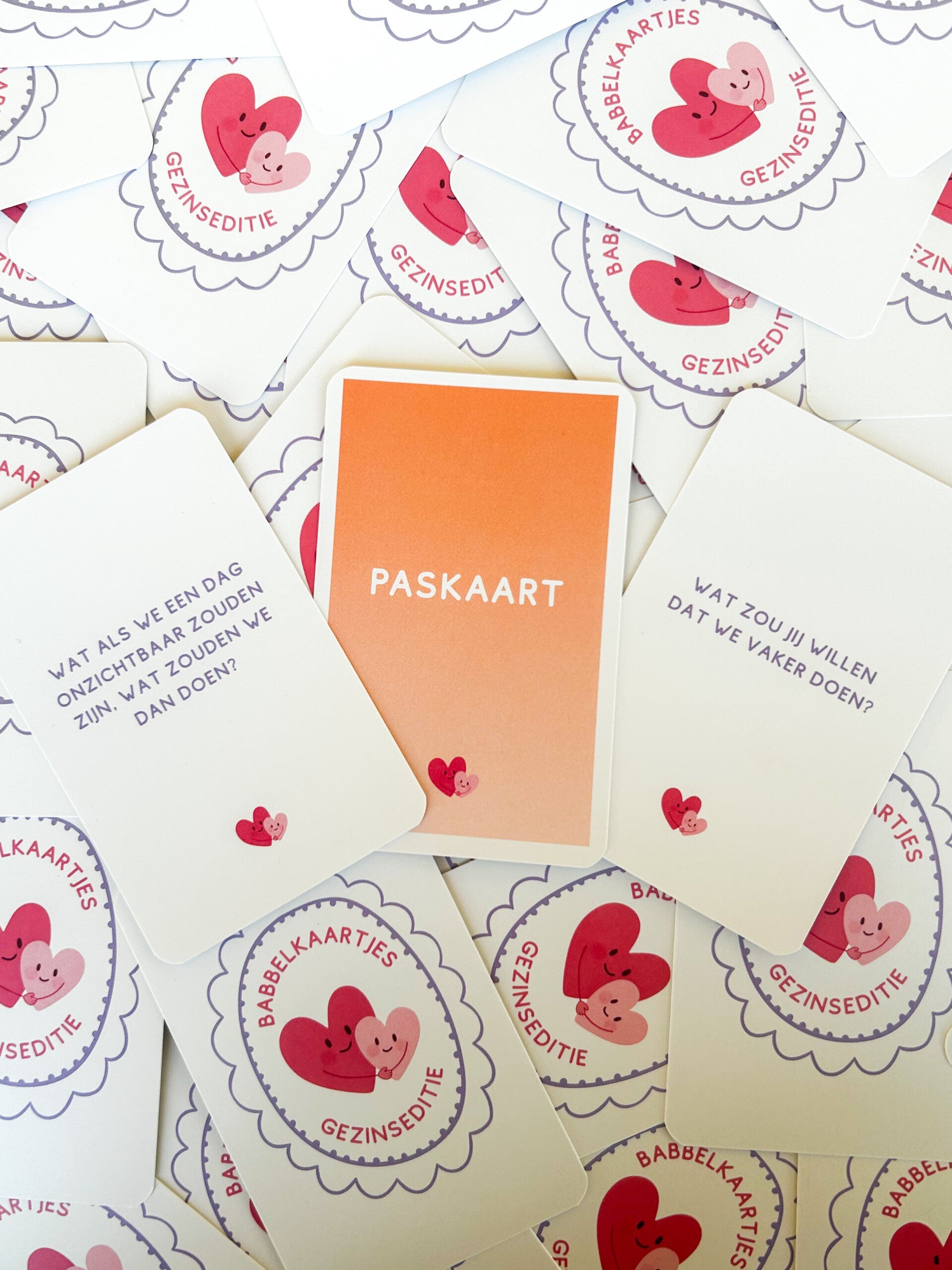 Ouder en kind spelen met de Babbelkaartjes gesprekskaartjes aan de keukentafel
